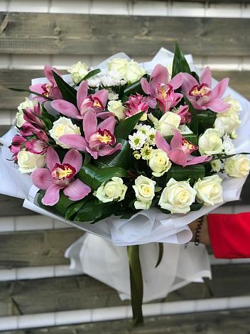 Букет цветов из: Розы и Хризантемы в Бутиково