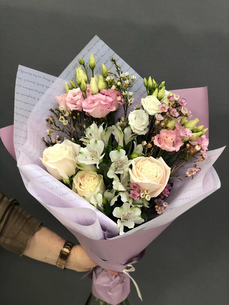 Букет цветов из: Альстромерии, Розы и Лизиантусы в Бутиково