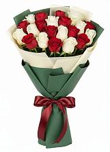 Букет Микс из красных и белых роз в Бутиково