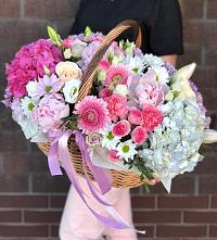 Цветочная композиция из Розы, Хризантемы, Пионы и Лизиантусы в корзине в Бутиково