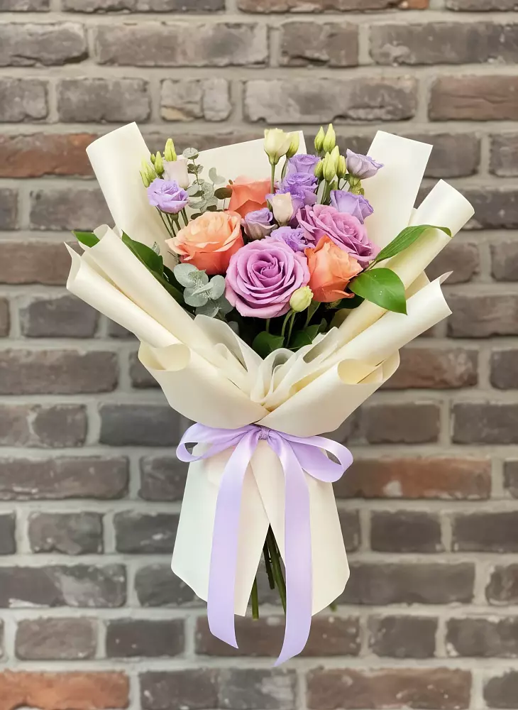 Букет цветов из: Лизиантусы и Розы в Бутиково