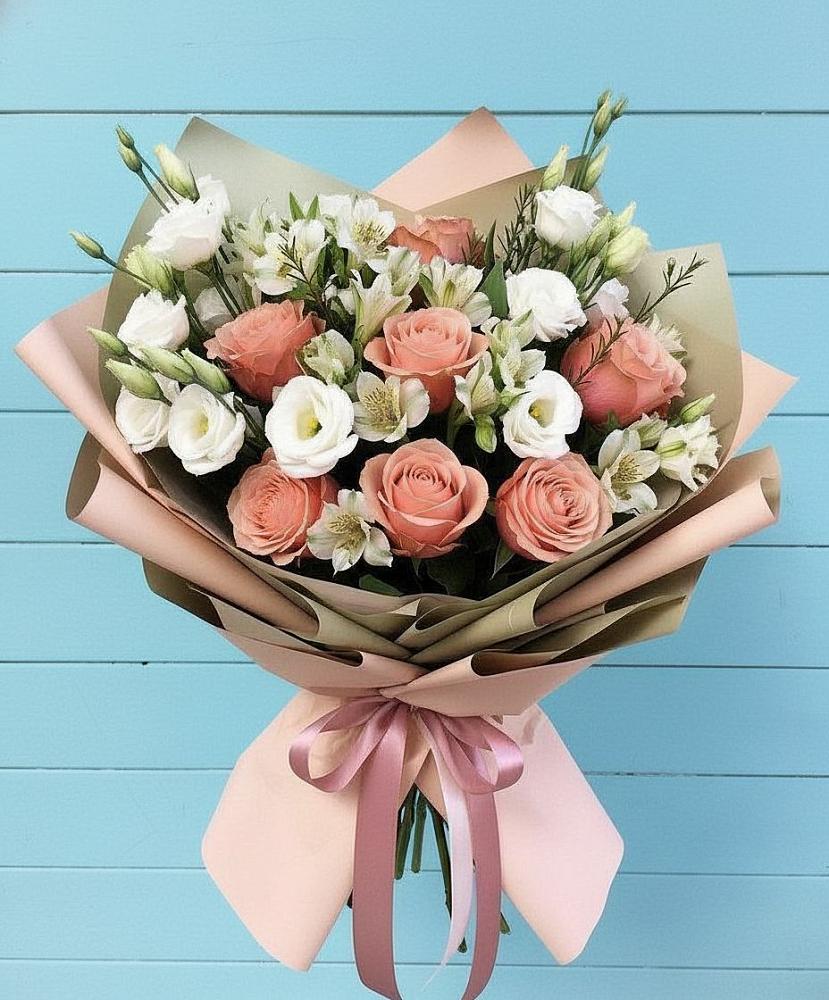 Букет цветов из: Розы, Альстромерии и Лизиантусы в Бутиково