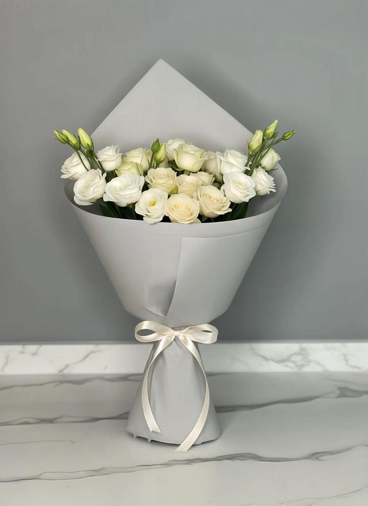 Букет цветов из: Розы и Лизиантусы в Бутиково