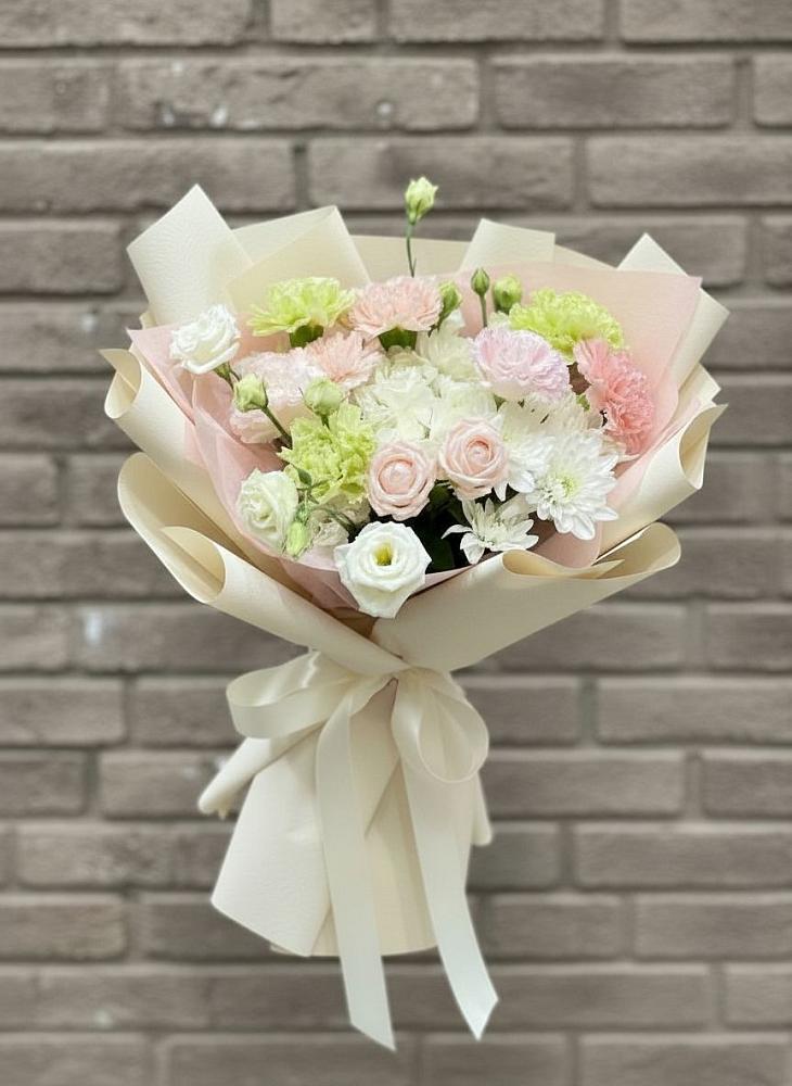 Букет цветов из: Гвоздики, Розы, Лизиантусы и Хризантемы в Бутиково