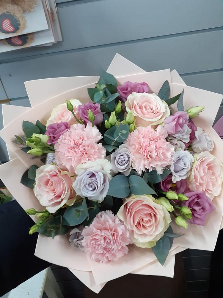 Букет цветов из: Розы, Гвоздики и Лизиантусы в Бутиково