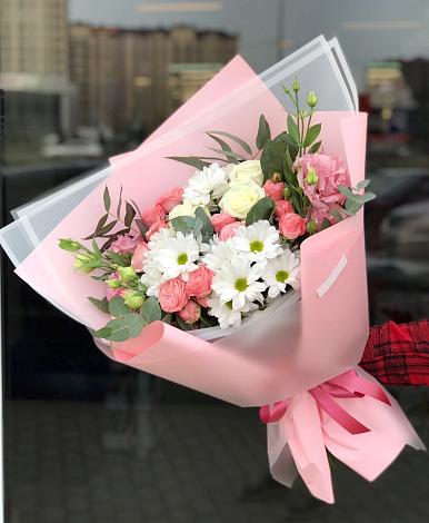 Букет цветов из: Розы, Лизиантусы и Хризантемы в Бутиково