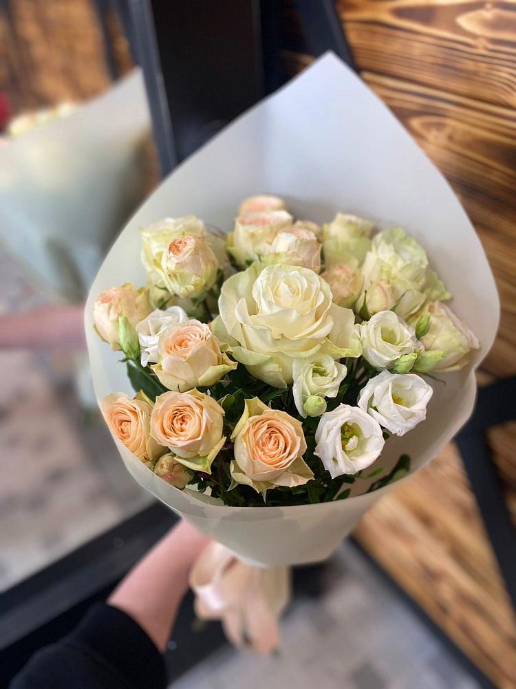 Букет цветов из: Розы и Лизиантусы в Бутиково